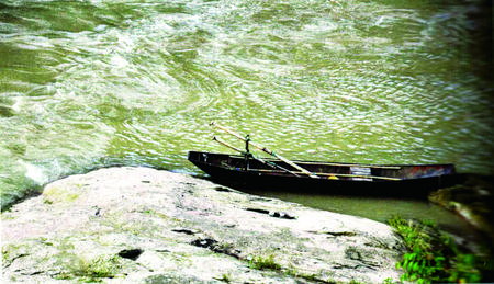 綦江河盖石段上的小船